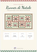 Carica l'immagine nel visualizzatore di Gallery, Runner di Natale Patchwork "Stelle & Pacchi Regalo" – Schema PDF e Kit Fai da Te