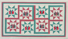 Carica l'immagine nel visualizzatore di Gallery, Runner di Natale Patchwork "Stelle & Pacchi Regalo" – Schema PDF e Kit Fai da Te