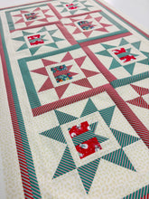 Carica l'immagine nel visualizzatore di Gallery, Runner di Natale Patchwork "Stelle & Pacchi Regalo" – Schema PDF e Kit Fai da Te