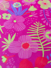Carica l'immagine nel visualizzatore di Gallery, Tessuto laminato fantasia rosa