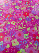 Carica l'immagine nel visualizzatore di Gallery, Tessuto laminato fantasia rosa