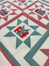 Carica l'immagine nel visualizzatore di Gallery, Runner di Natale Patchwork "Stelle &amp; Pacchi Regalo" – Schema PDF e Kit Fai da Te
