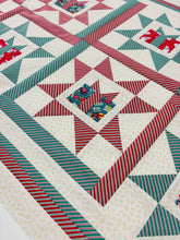 Carica l'immagine nel visualizzatore di Gallery, Runner di Natale Patchwork "Stelle &amp; Pacchi Regalo" – Schema PDF e Kit Fai da Te
